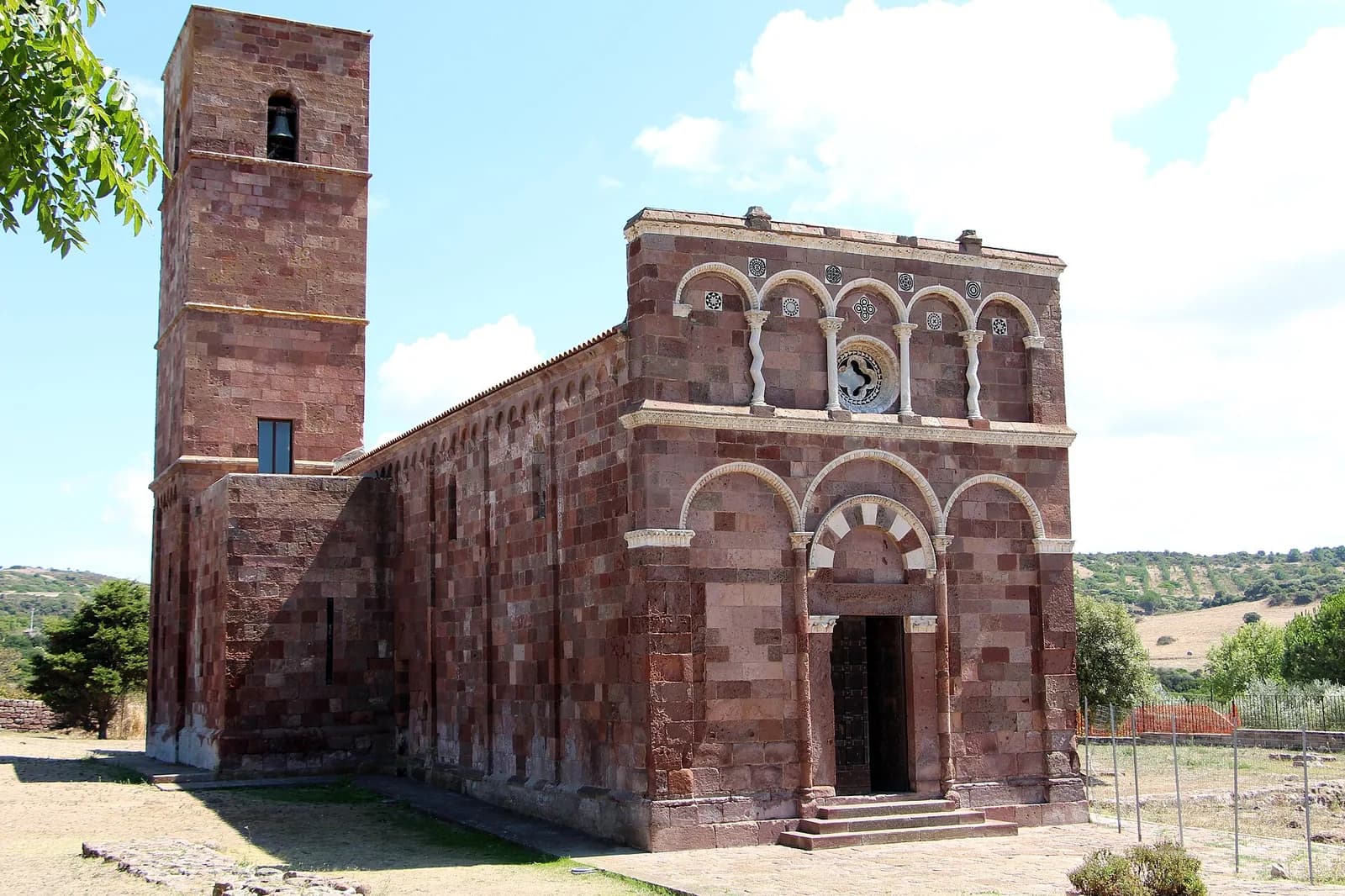La basilique romane Nostra Signora di Tergu dans la campagne de l'Anglona