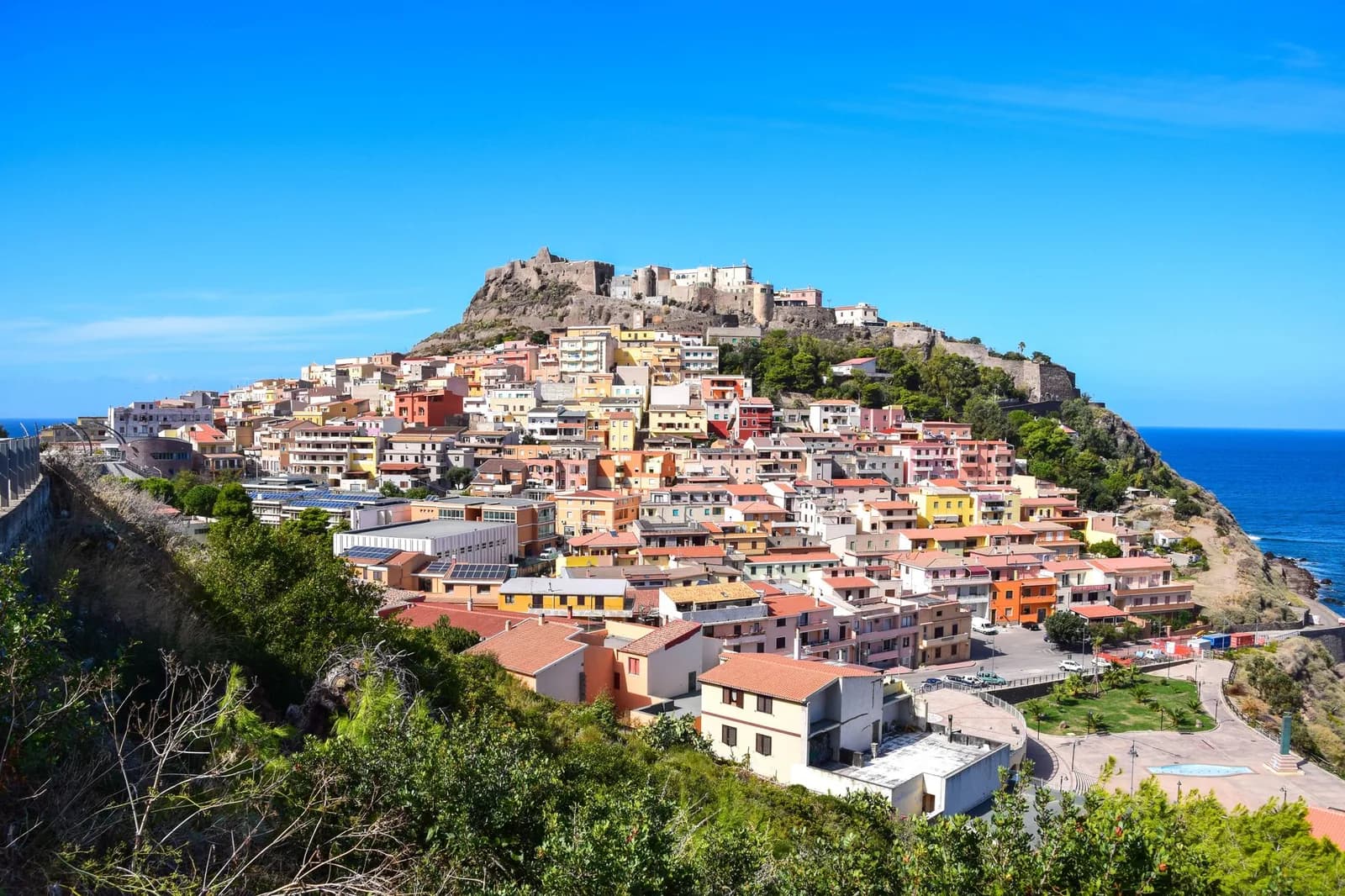 Le village de Castelsardo et ses maisons colorées sur son promontoire, dominé par le château, au-dessus de la mer