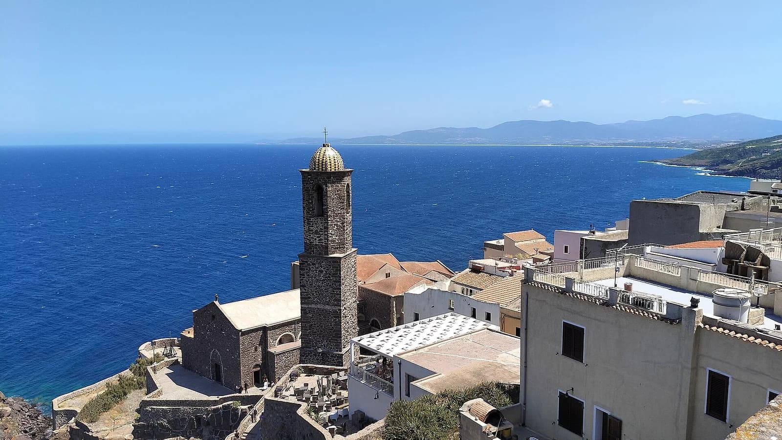 Le clocher à coupole de majolique de la cathédrale de Castelsardo au-dessus de la mer