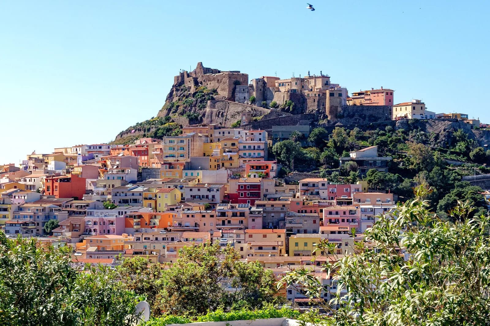 Le château des Doria couronnant le rocher de Castelsardo au-dessus des maisons du bourg