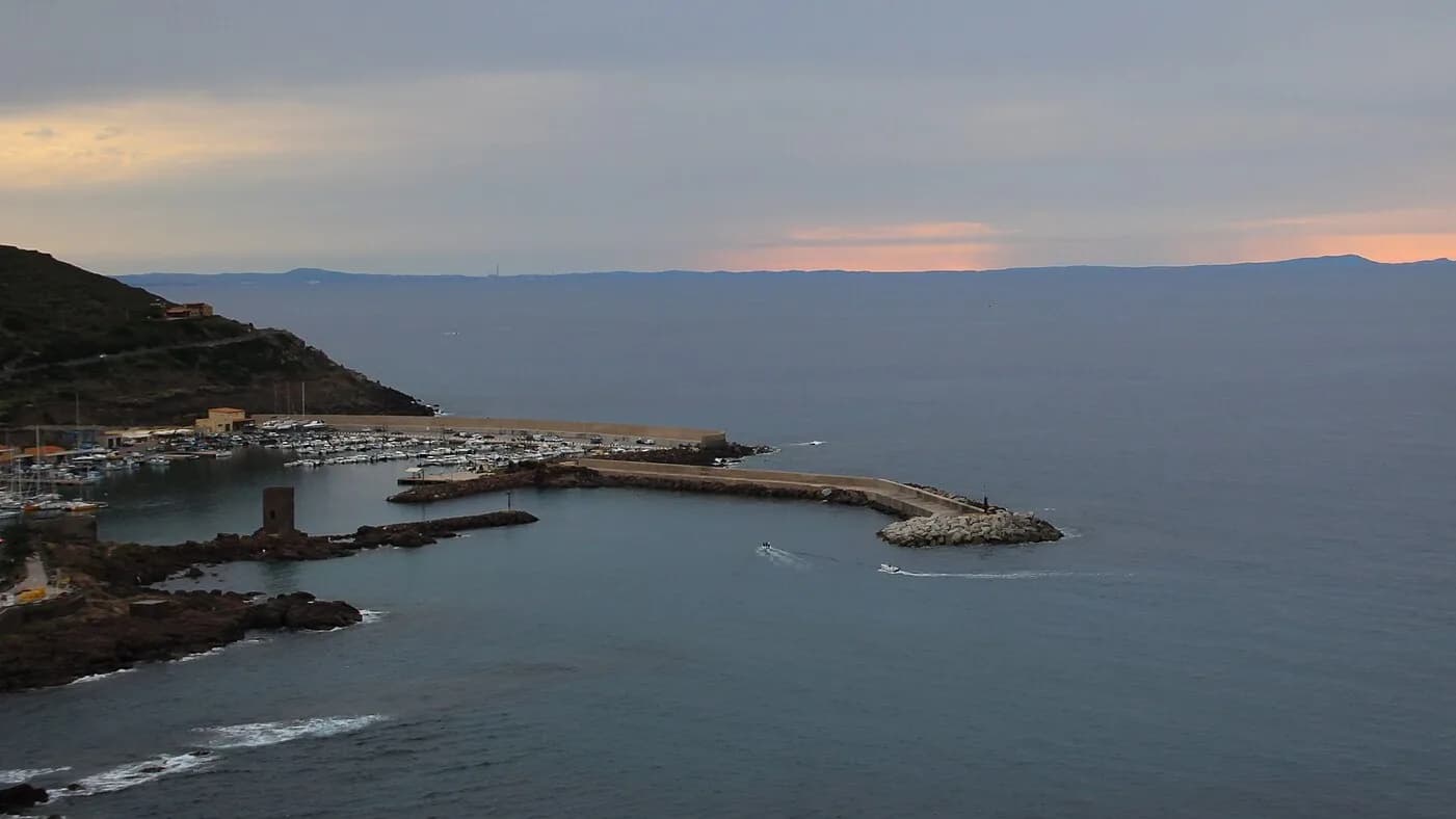 Le port de plaisance de Castelsardo et sa jetée au crépuscule