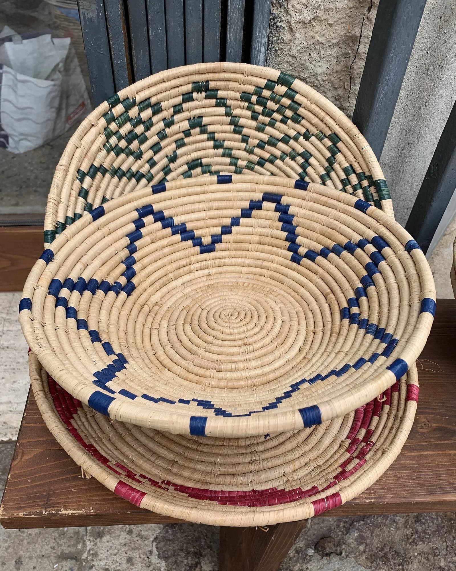 Corbeilles tressées à motifs bleus et rouges, vannerie traditionnelle de Castelsardo