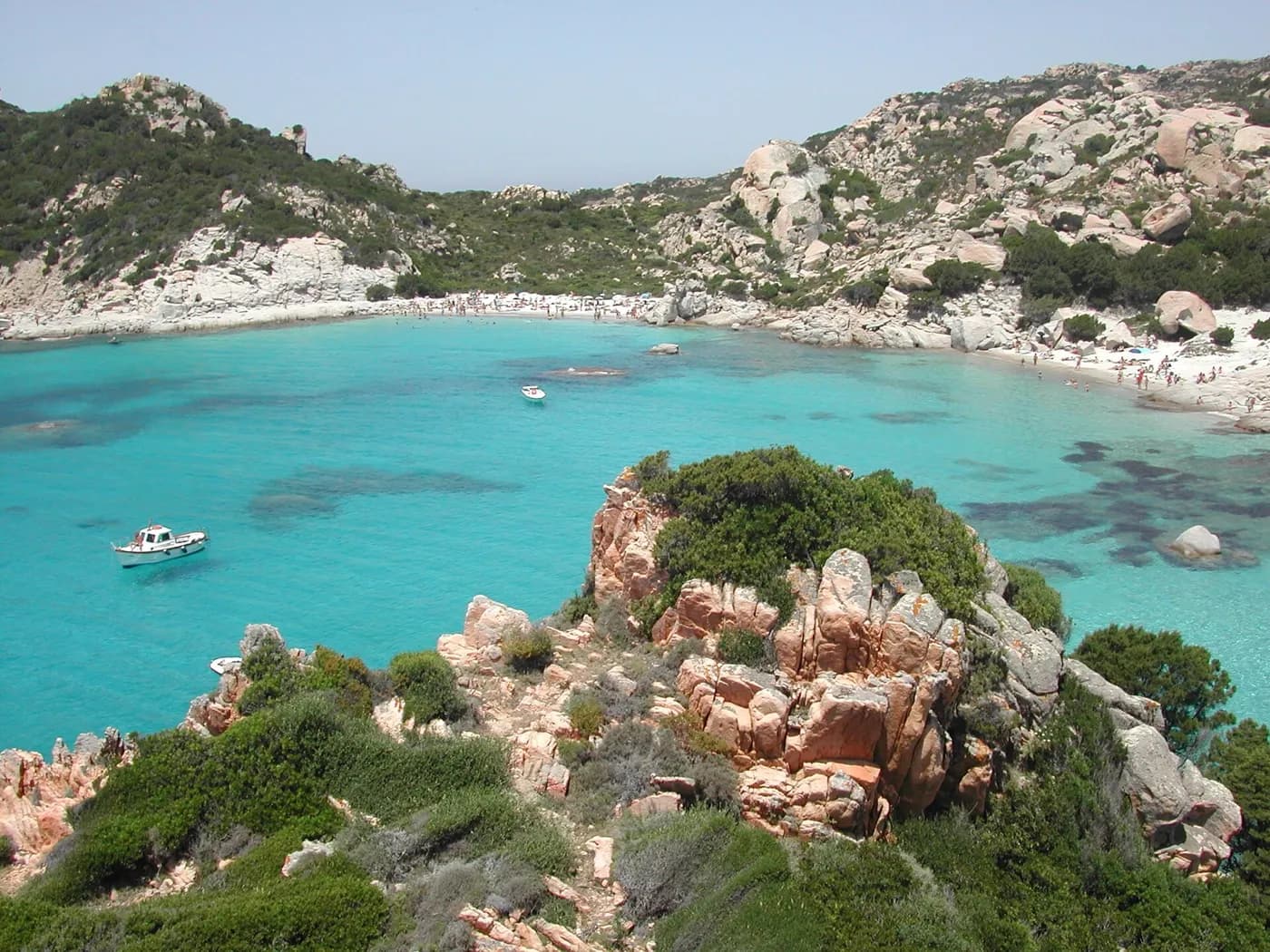 Crique d'eau turquoise sur l'île de Spargi, archipel de La Maddalena