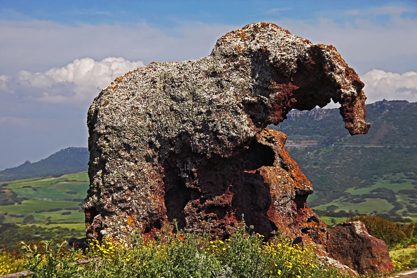 La Roccia dell'Elefante, rocher de trachyte en forme d'éléphant au bord de la route près de Castelsardo