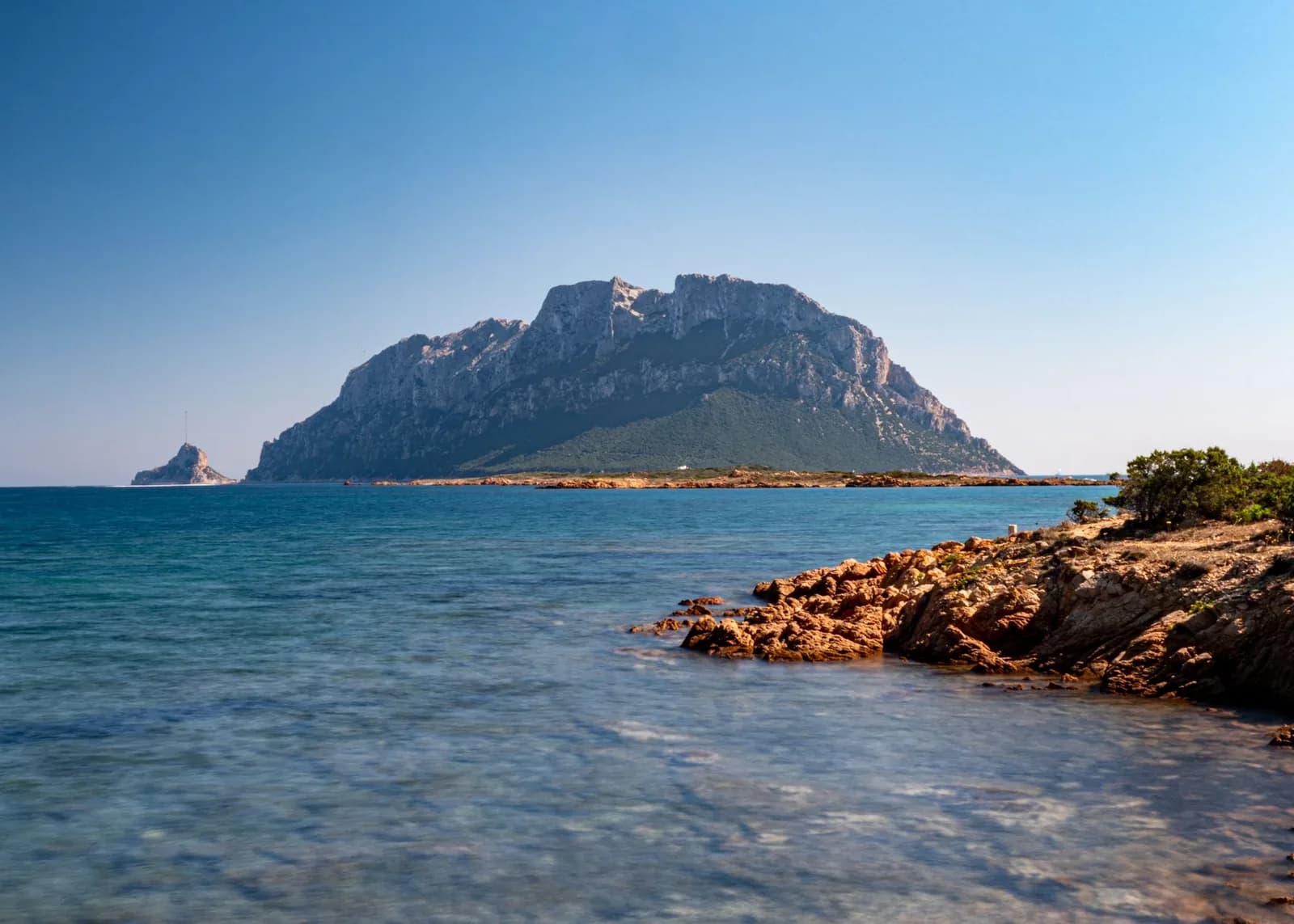 L'île de Tavolara vue depuis le rivage rocheux, Sardaigne