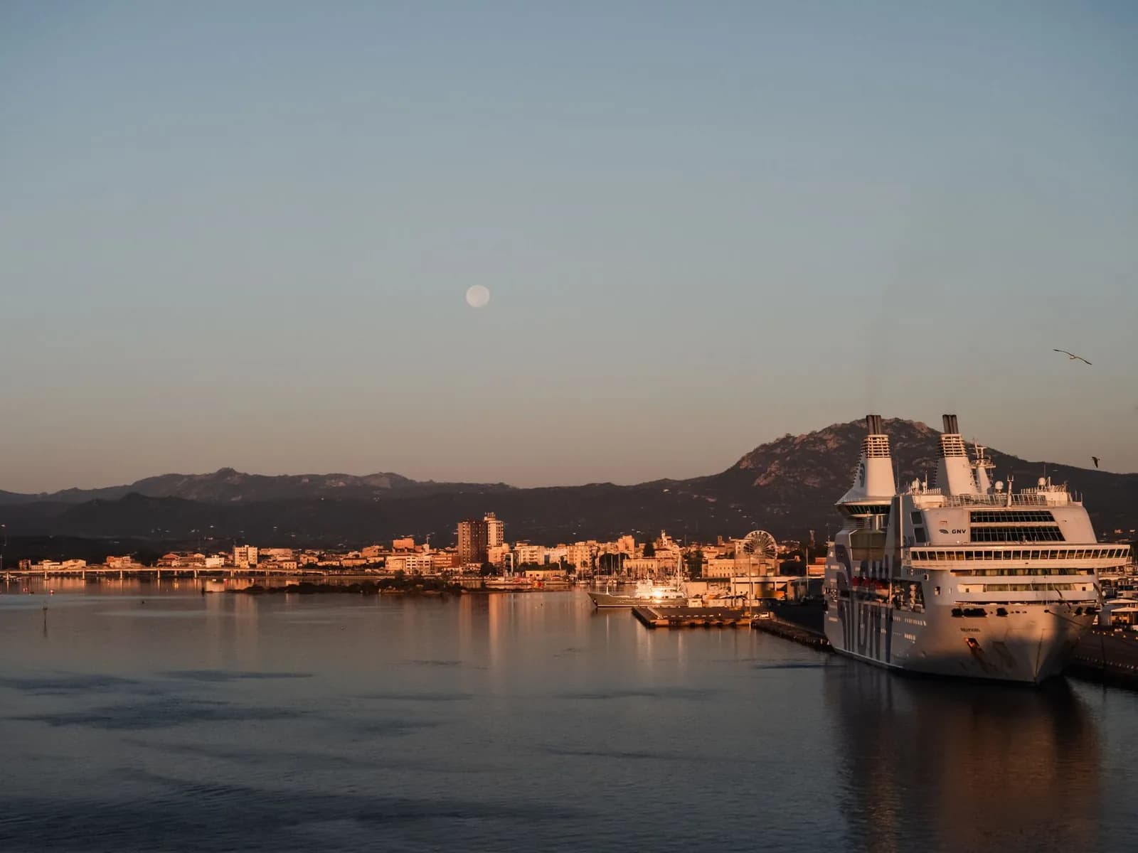 Port d'Olbia au crépuscule, ferry à quai et front de mer