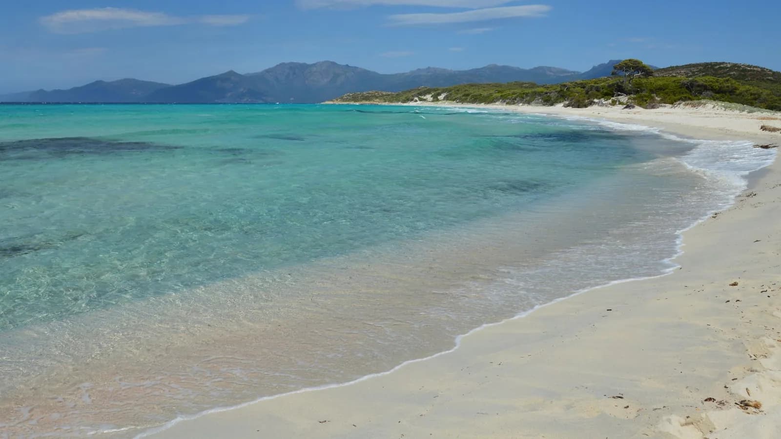 Plage de sable clair et eau turquoise peu profonde près d'Olbia, nord-est de la Sardaigne