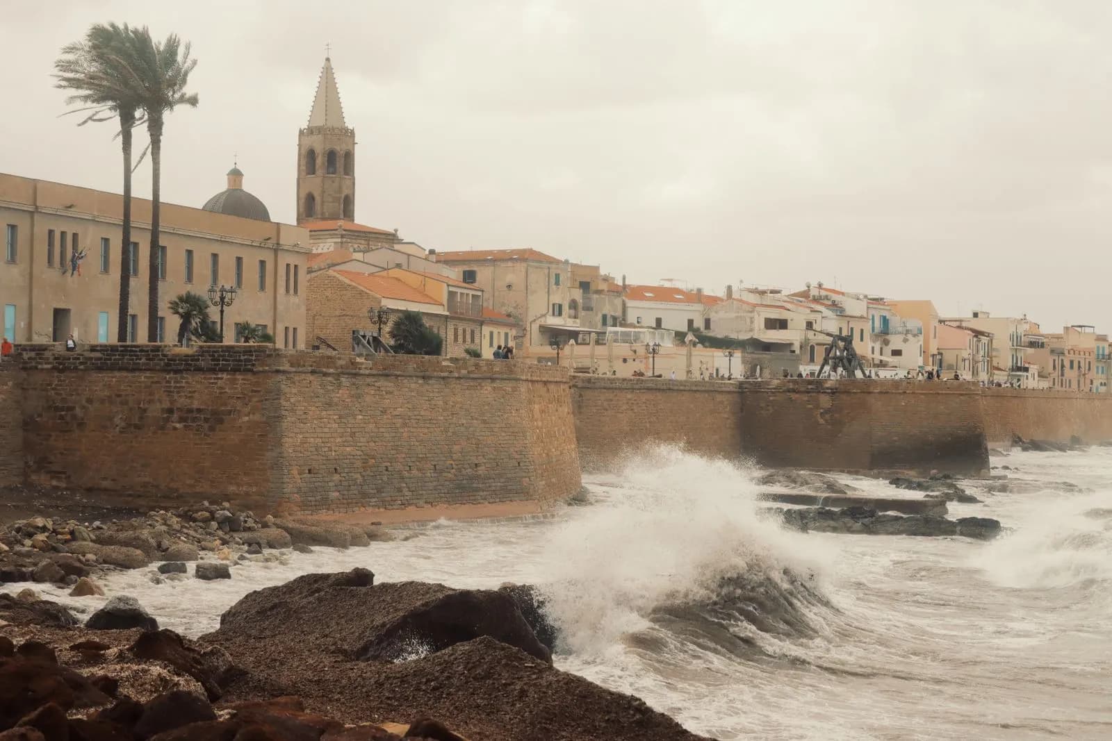 Alghero front de mer vagues Sardaigne
