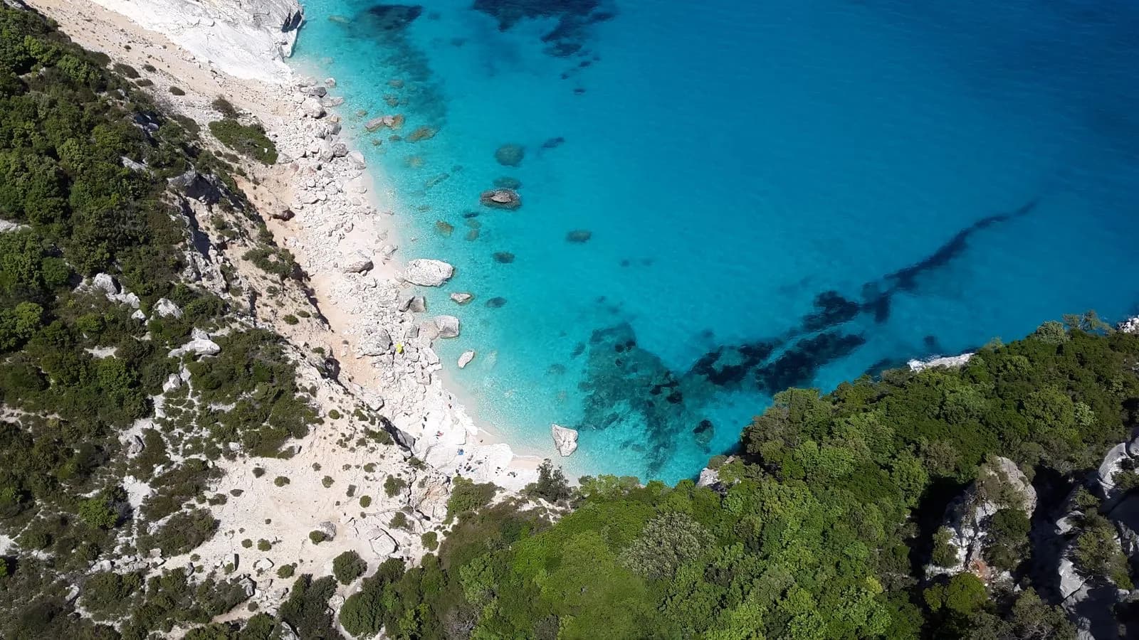 Vue aérienne des eaux turquoise de la Sardaigne
