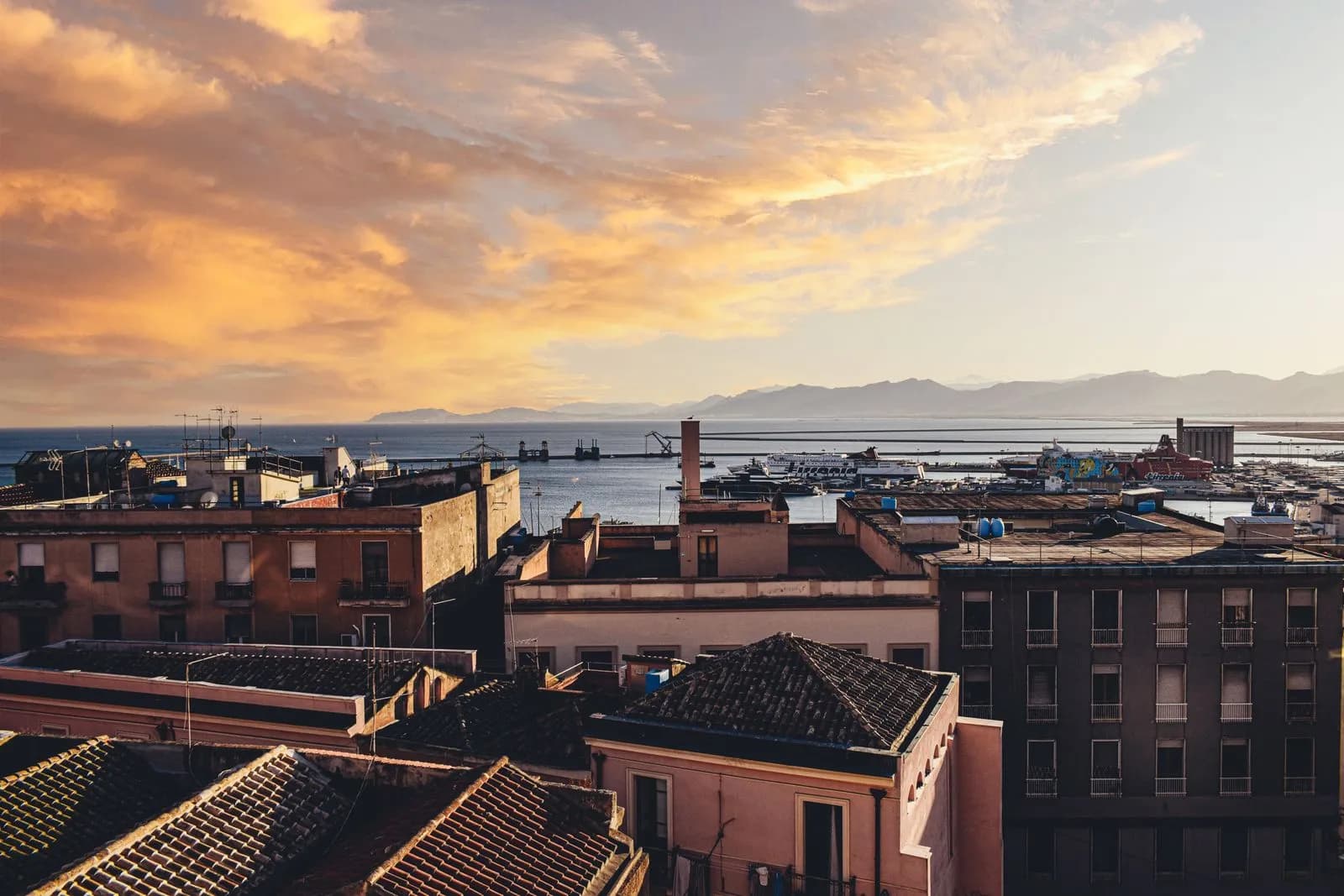 Cagliari Sardaigne coucher de soleil front de mer