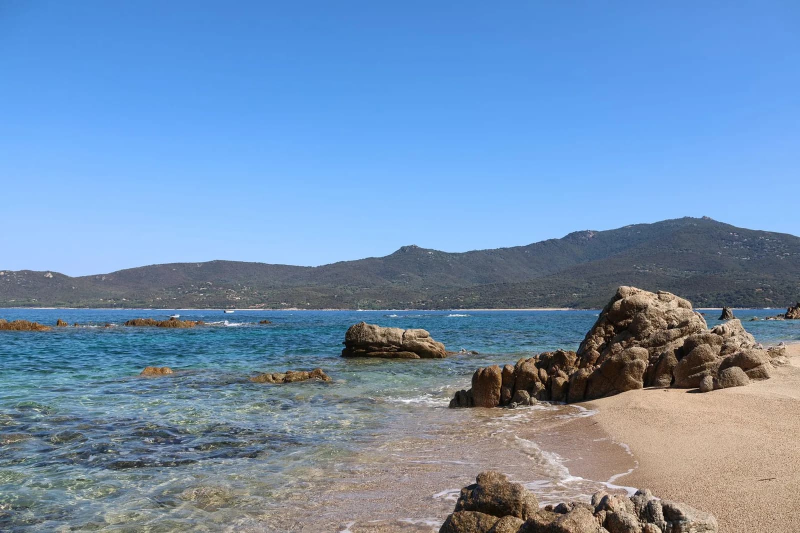 Plage de sable et rochers de granit au bord d'une eau turquoise sur la Costa Smeralda