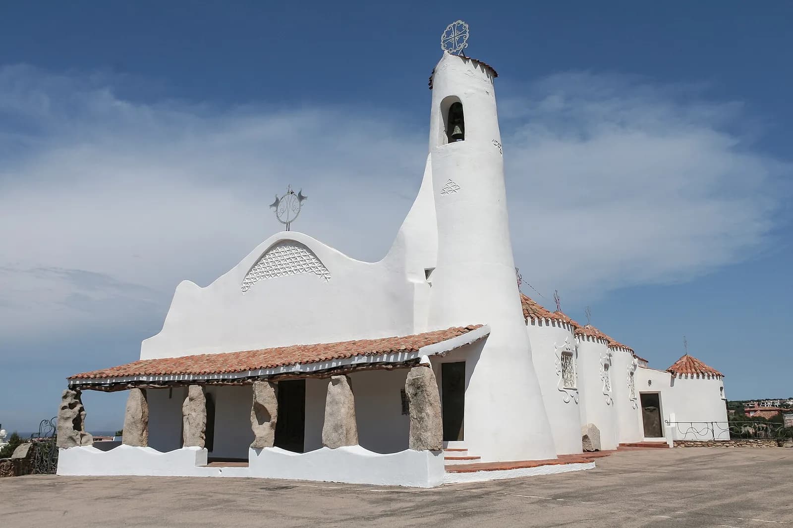 Façade blanche et clocher de l'église Stella Maris à Porto Cervo