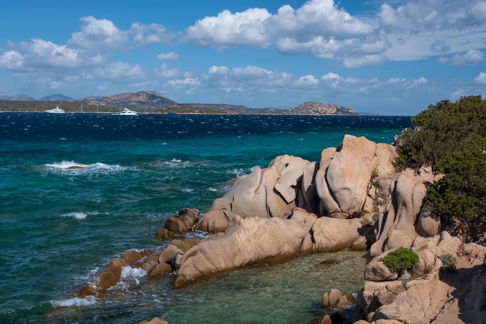 Rochers de granit plongeant dans une eau turquoise sur la côte de Gallura