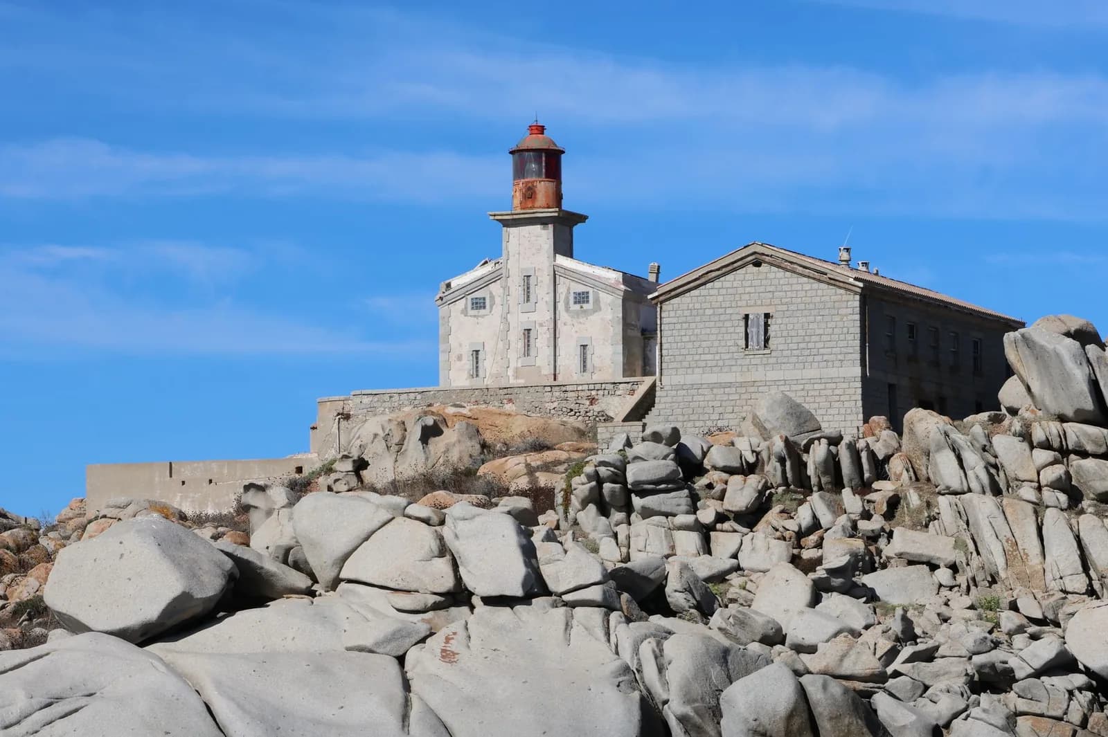 Phare de Capo Testa au milieu des rochers de granit