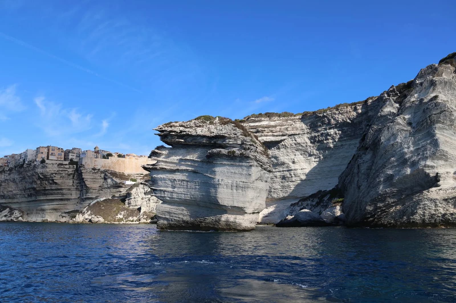 Falaises calcaires blanches de Bonifacio vues depuis la mer