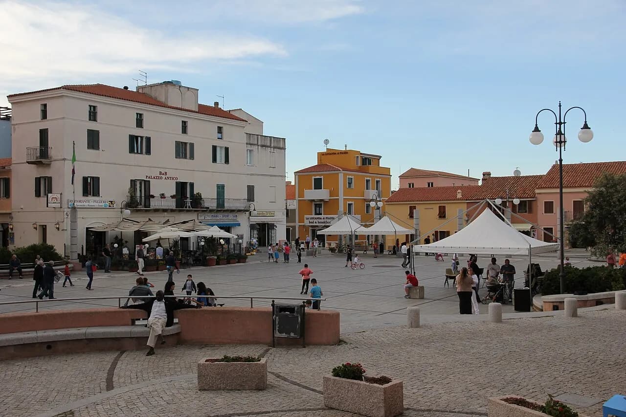 Façades colorées et terrasses de la piazza Vittorio Emanuele à Santa Teresa Gallura