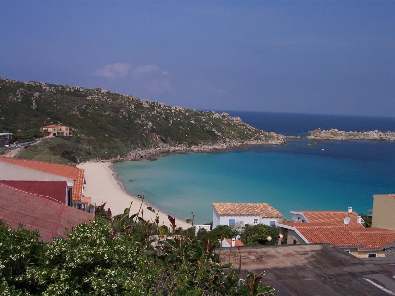 La plage de Rena Bianca vue depuis les toits du village
