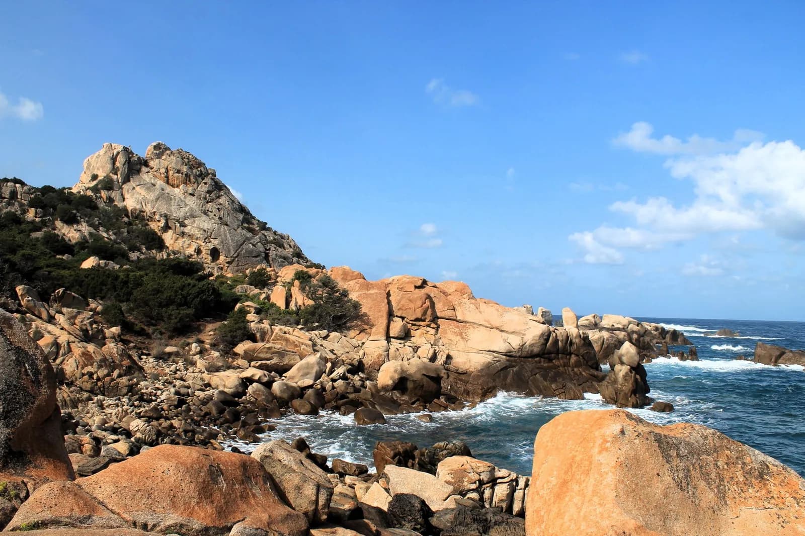 Côte de granit rose battue par la mer près de Santa Teresa Gallura, en Gallura
