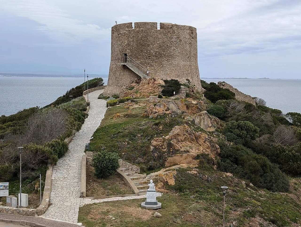 La tour de Longonsardo sur son promontoire au-dessus de la mer