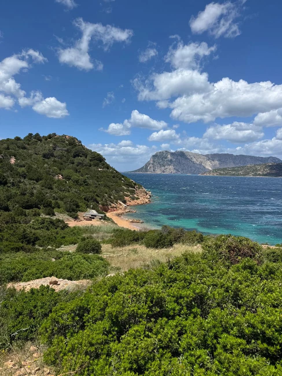 Côte escarpée de Sardaigne