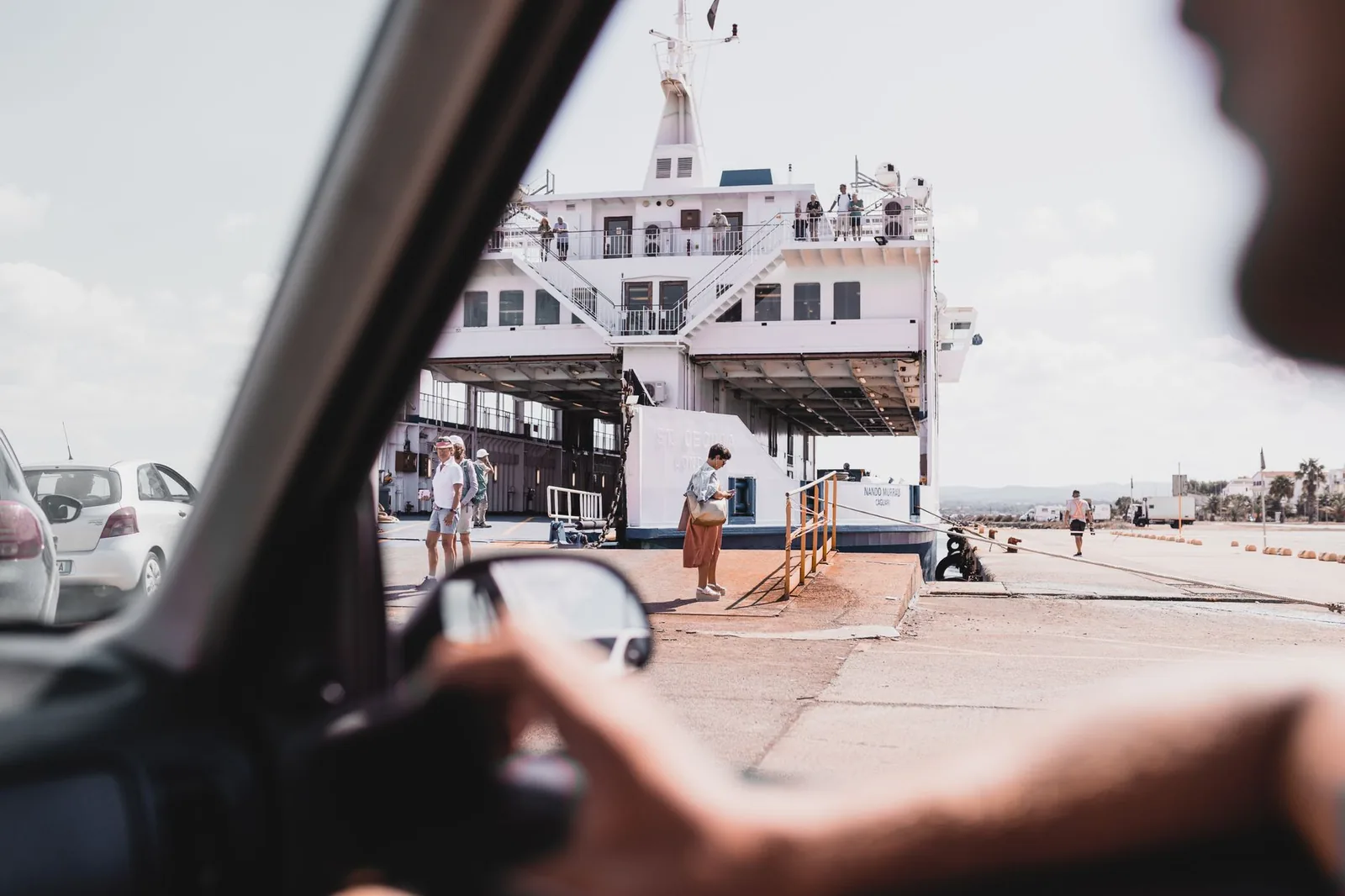 Embarquement des passagers sur un ferry en Sardaigne