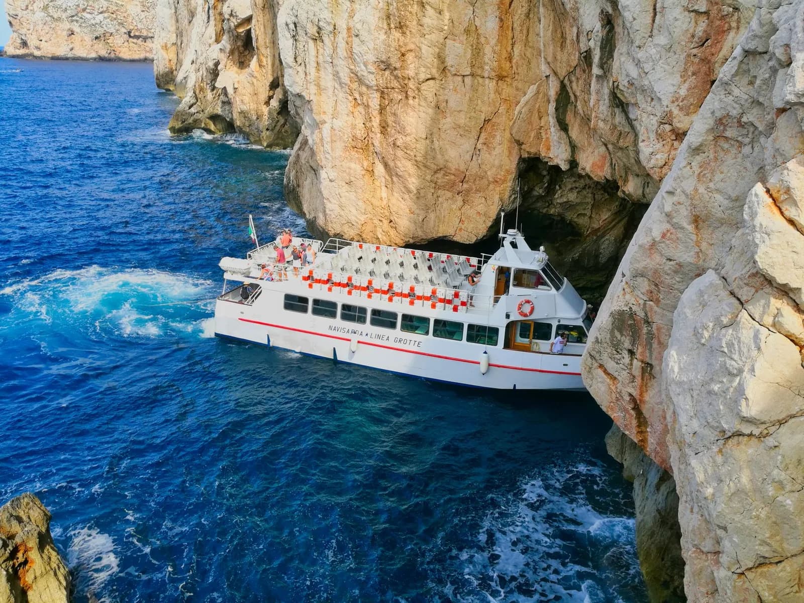 Bateau d'excursion au pied des falaises du golfe d'Orosei