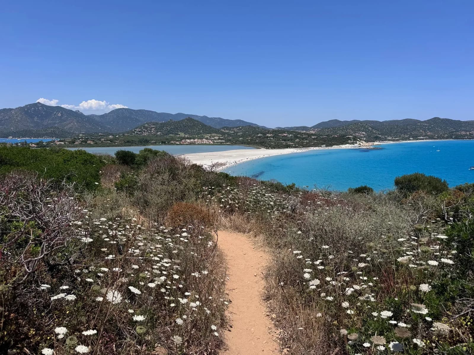 Sentier côtier en Sardaigne