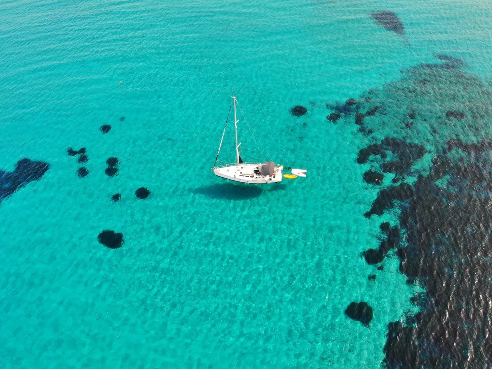 Voilier au mouillage dans des eaux turquoise