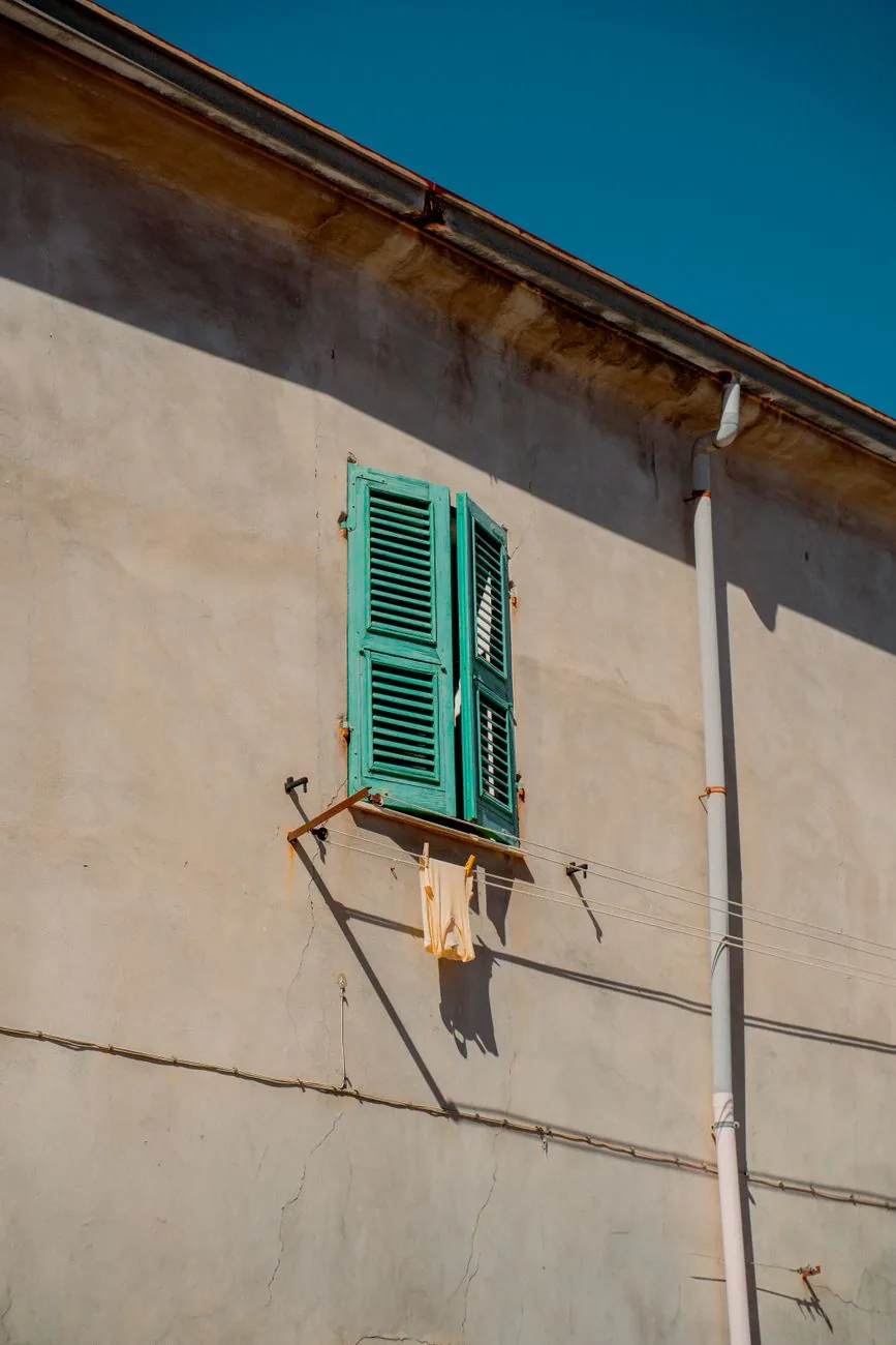 Volets turquoise sur une façade sarde